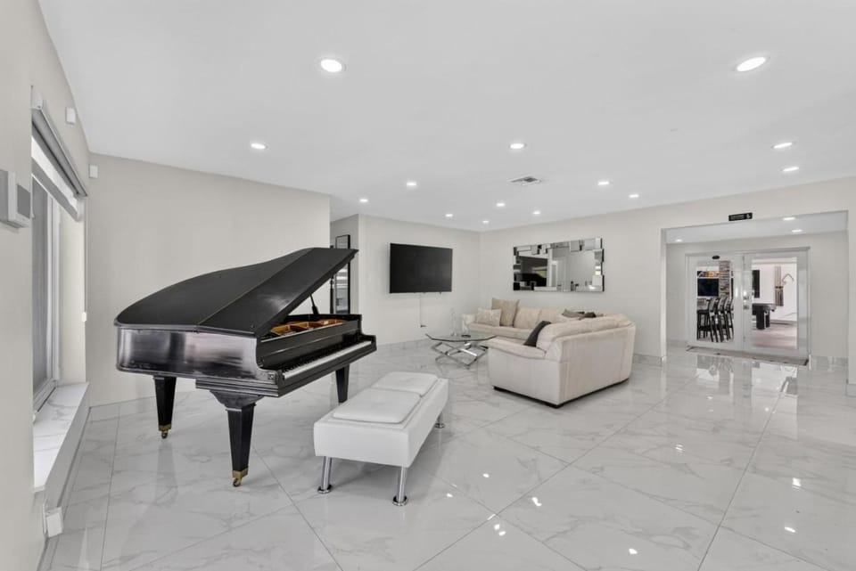 Playhouse! 3mins Hard Rock, Heated Pool, Tub & Games Villa in Miami Gardens