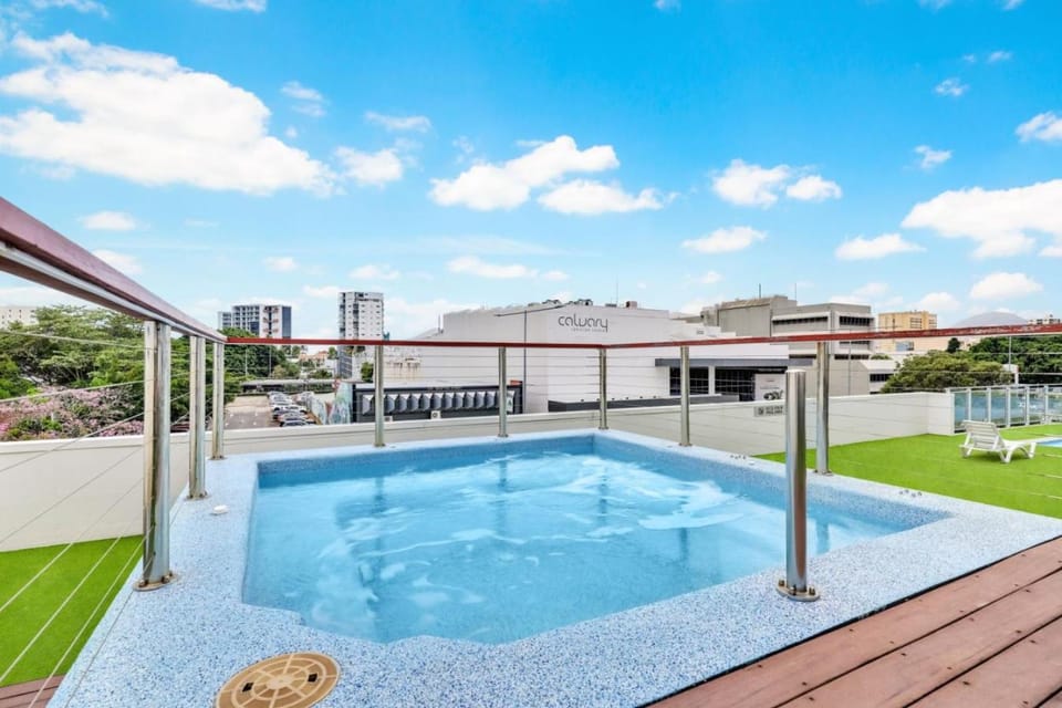 Property building, Day, Spa and wellness centre/facilities, Swimming pool