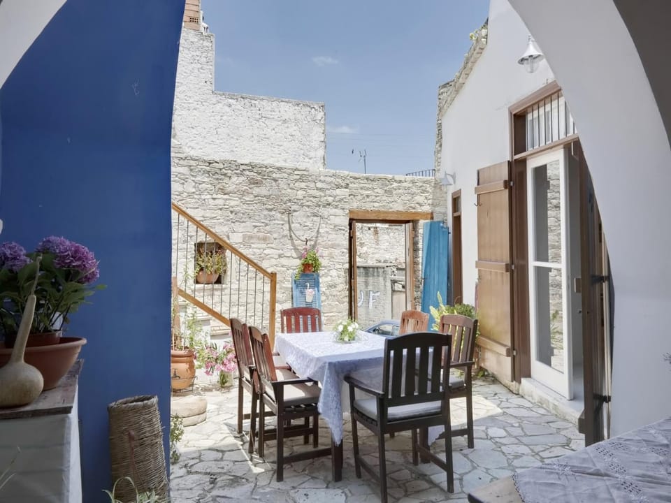 Property building, Garden, Balcony/Terrace