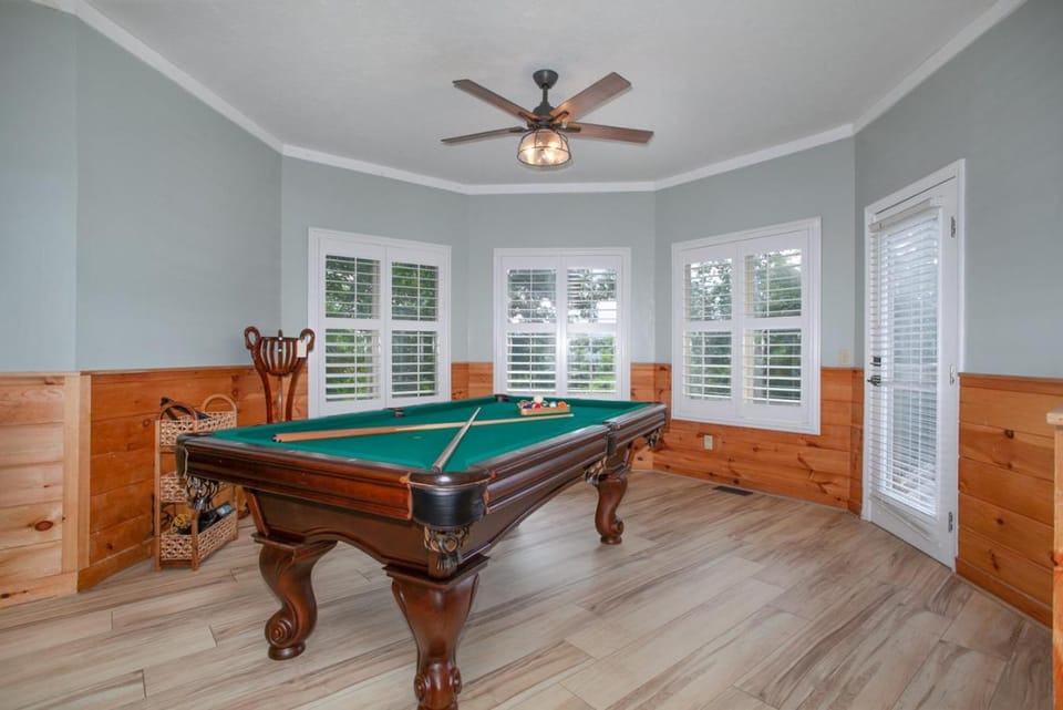 Gatlinburg's Getaway: View, Hot Tub, Theater, MORE House in Gatlinburg