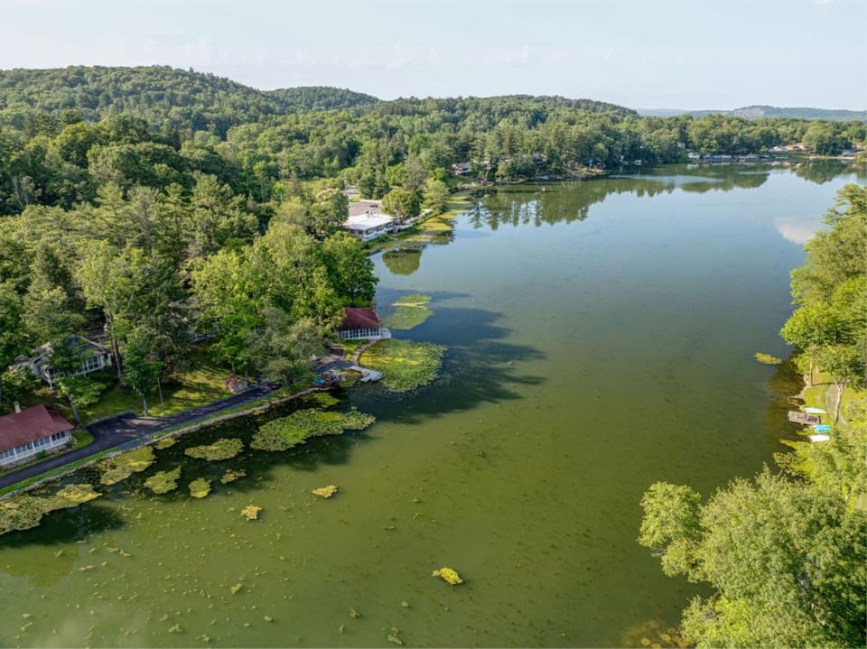 Heatherbell A Lakeside Retreat House in Saylorsburg