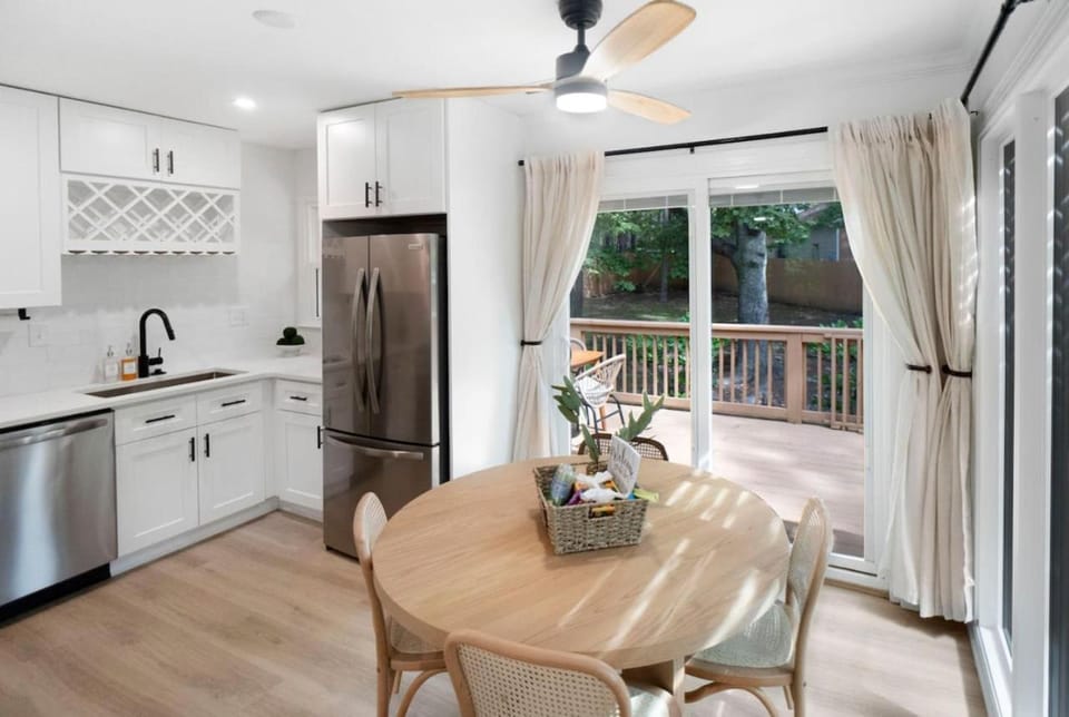 Kitchen or kitchenette, Dining area, oven