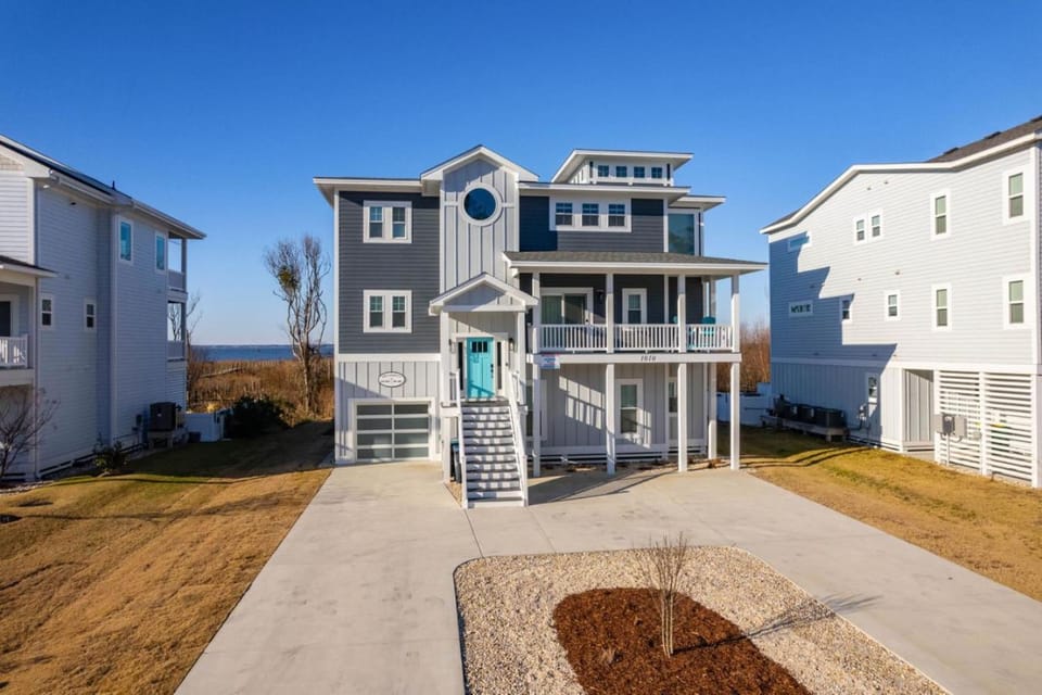 Property building, Day, Neighbourhood, Natural landscape, Street view
