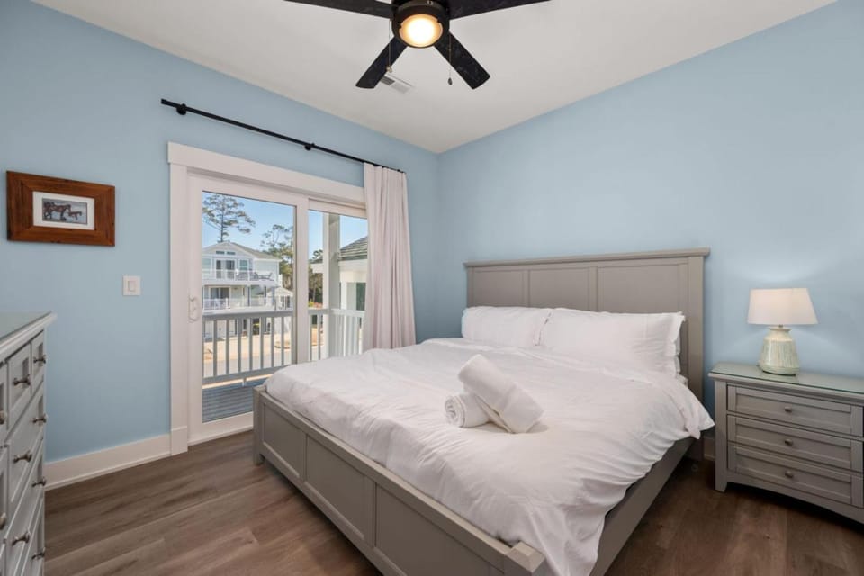 Bed, Photo of the whole room, Bedroom, fireplace
