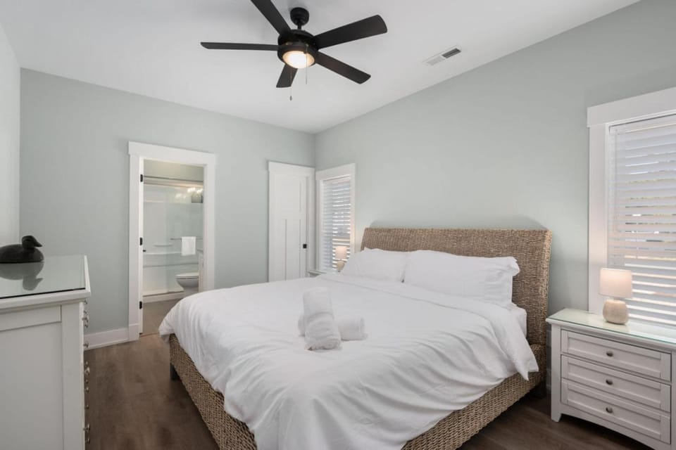 Bed, Photo of the whole room, Bedroom, fireplace, towels, wardrobe