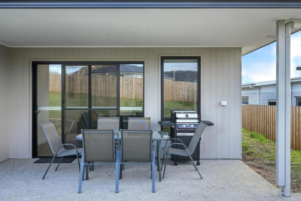 Modern and Accessible, Old Beach House in Tasmania