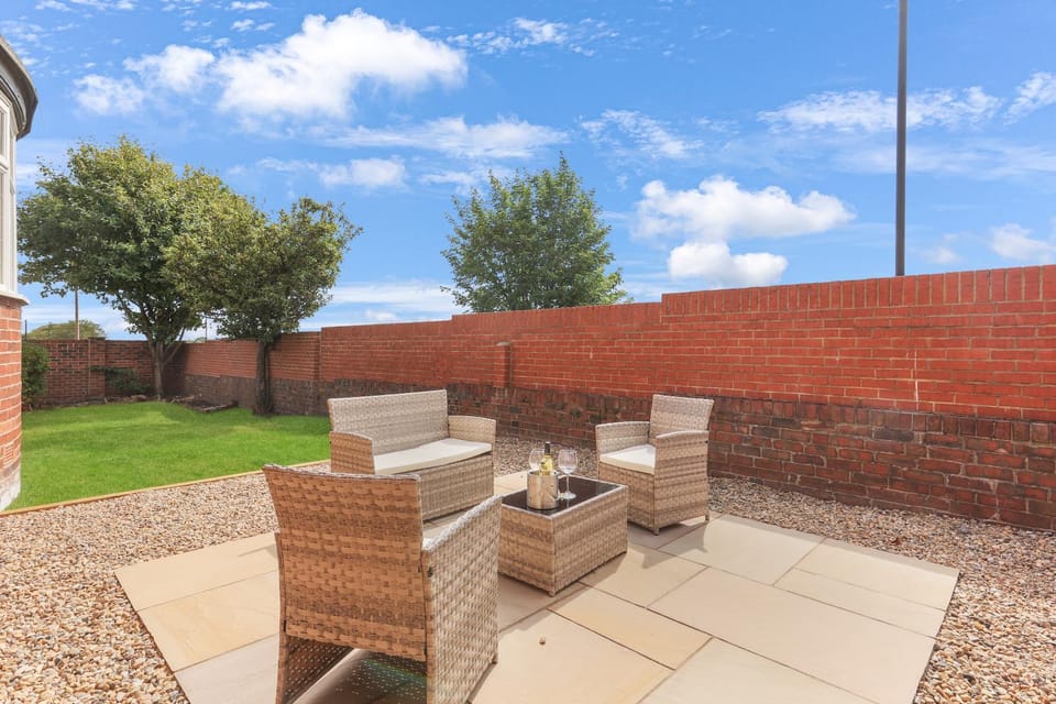 Patio, Day, Garden, Living room, Seating area, Garden view