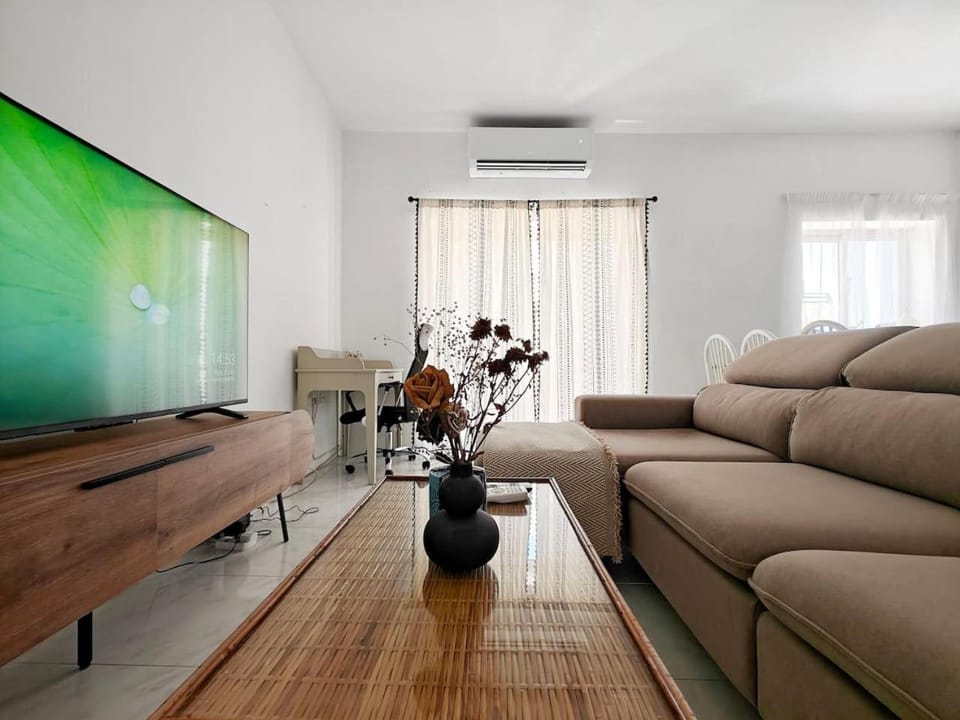 TV and multimedia, Living room, Seating area, Evening entertainment, air conditioner