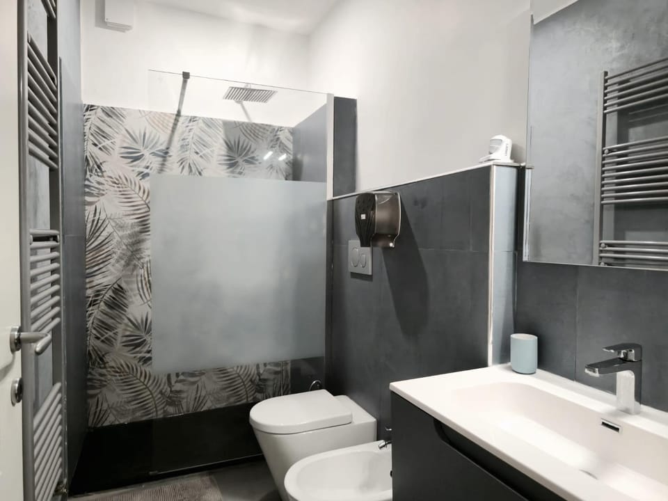 Shower, Toilet, Bathroom, bidet, towels