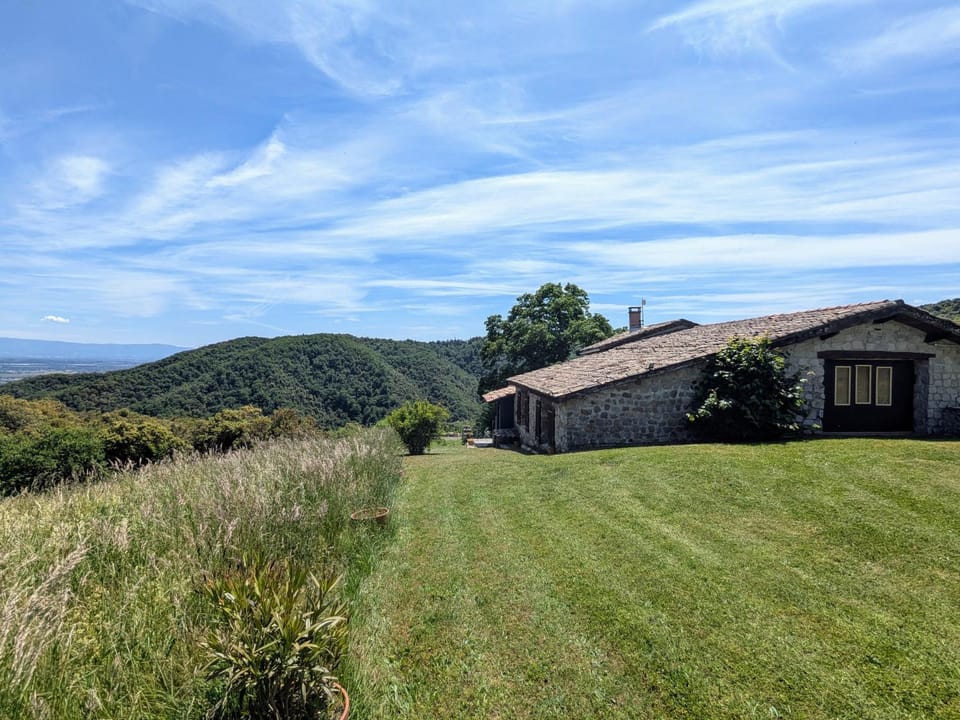 Dojo avec gîte tout confort dans nature ardéchoise House in Provence