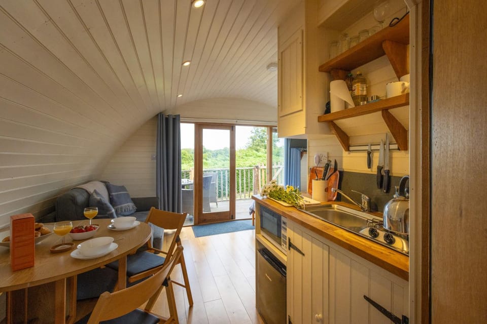 Coffee/tea facilities, Kitchen or kitchenette, Food and drinks, Food and drinks, Seating area, Dining area, microwave, stove, kitchen, kitchen