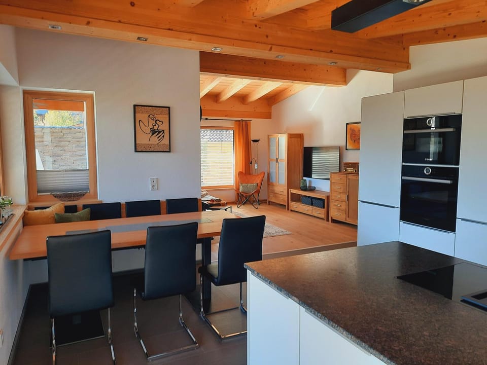 Kitchen or kitchenette, Living room, Seating area, Dining area