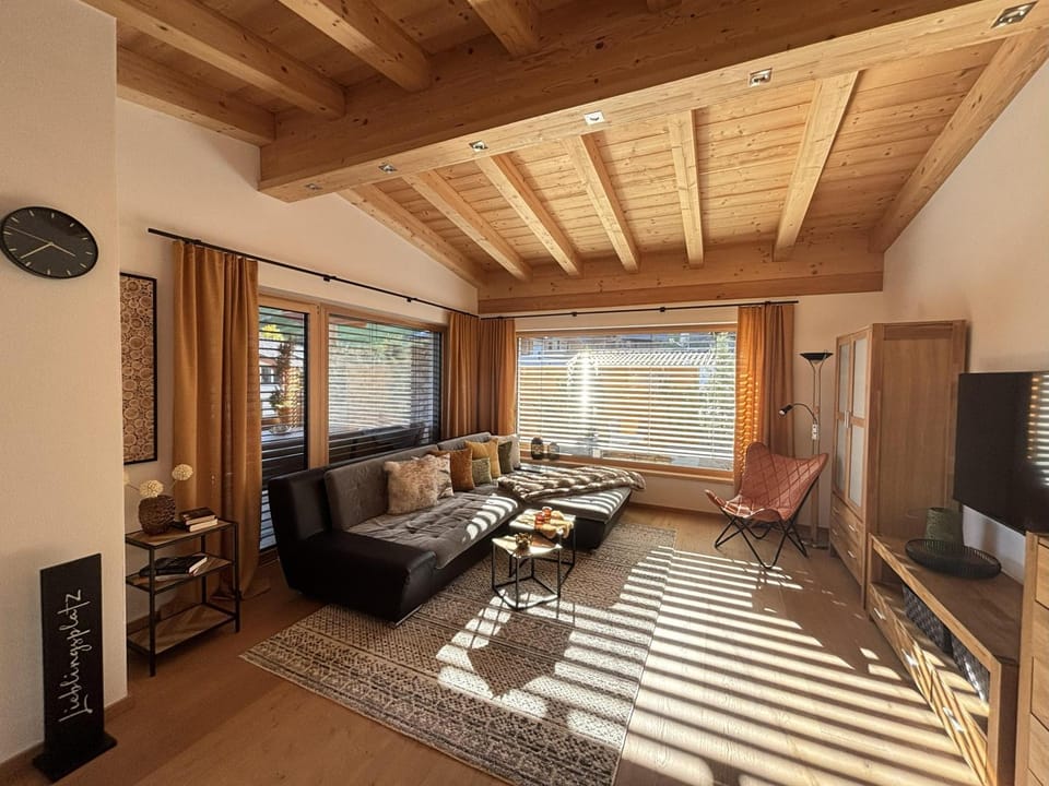 Communal lounge/ TV room, TV and multimedia, Living room, Seating area