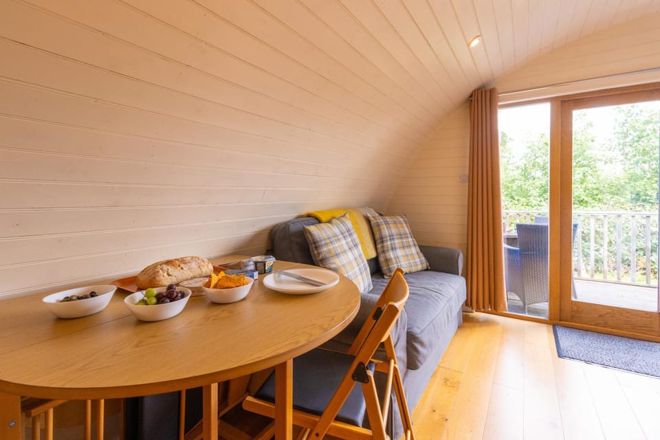 Patio, Natural landscape, Living room, Food and drinks, Seating area, Dining area, Food