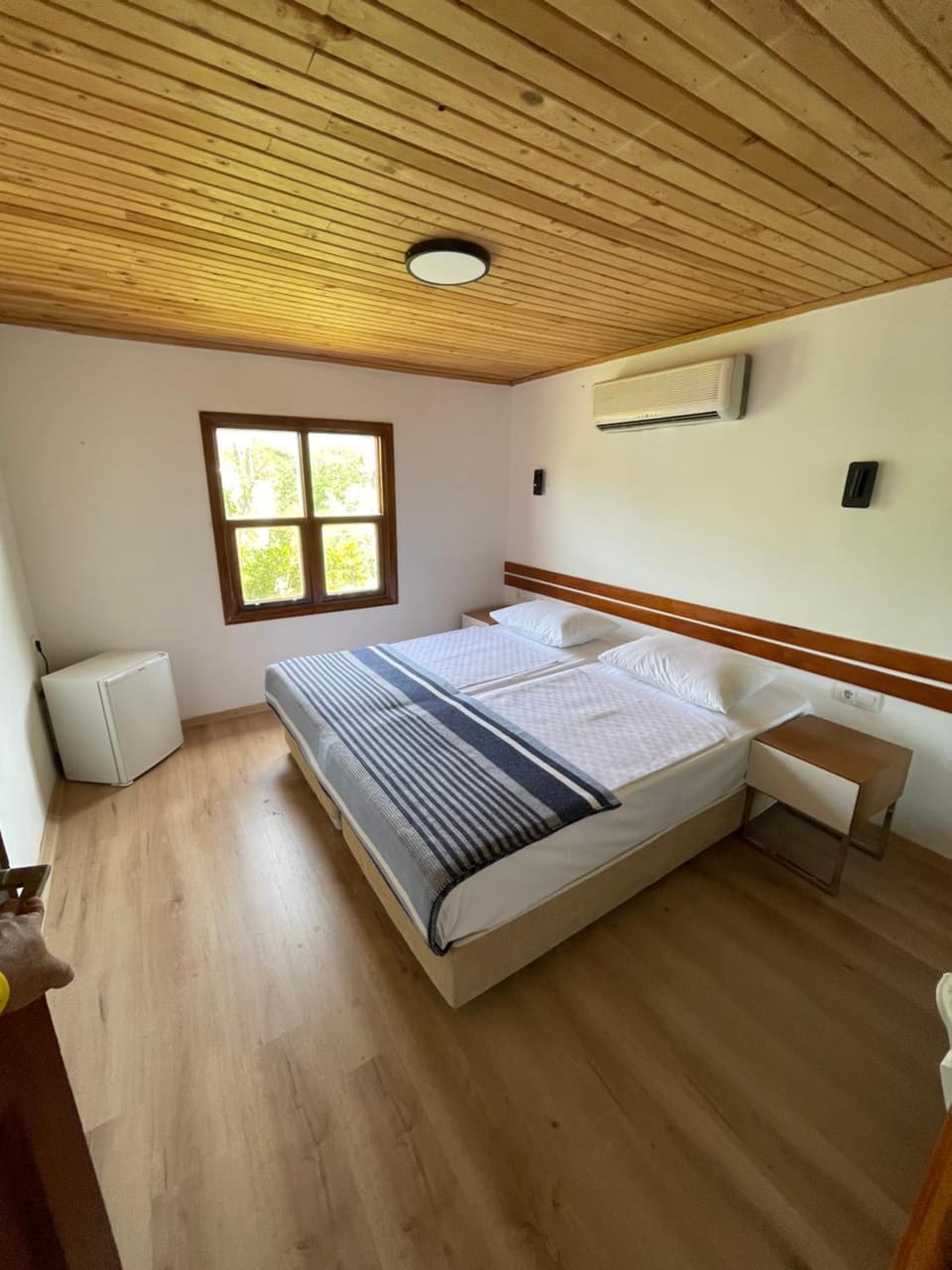 Bed, Photo of the whole room, air conditioner