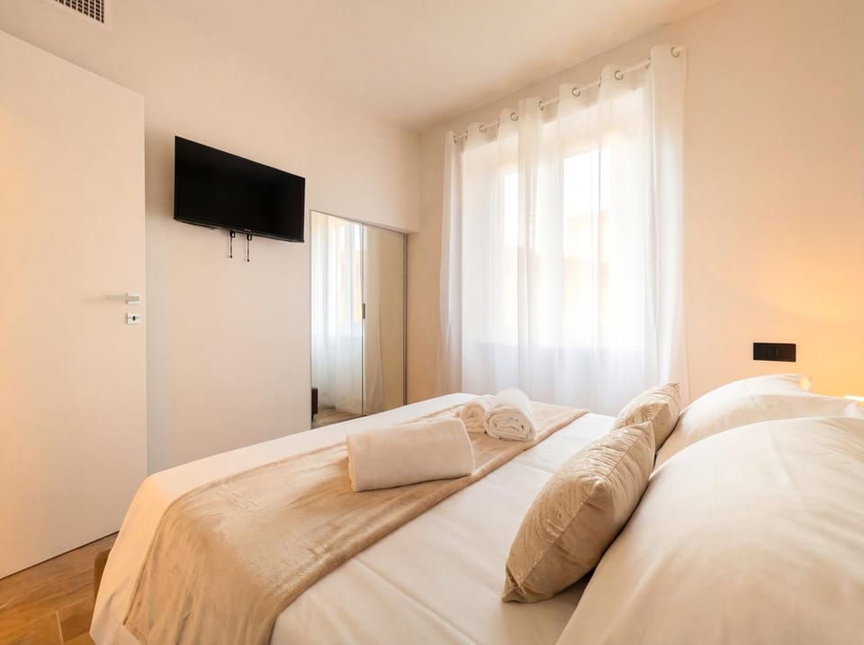 Bed, TV and multimedia, Photo of the whole room, Bedroom, wardrobe