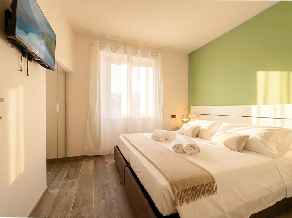 Bed, TV and multimedia, Photo of the whole room, Bedroom, towels