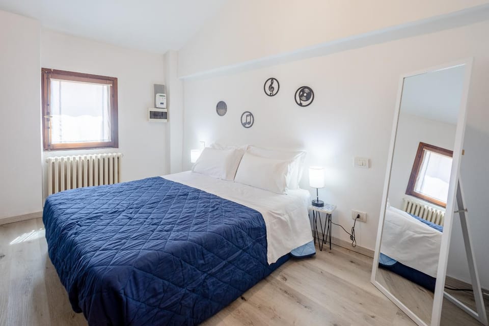 Bed, Photo of the whole room, Bedroom, internet, internet, towels, towels, wardrobe, air conditioner, air conditioner