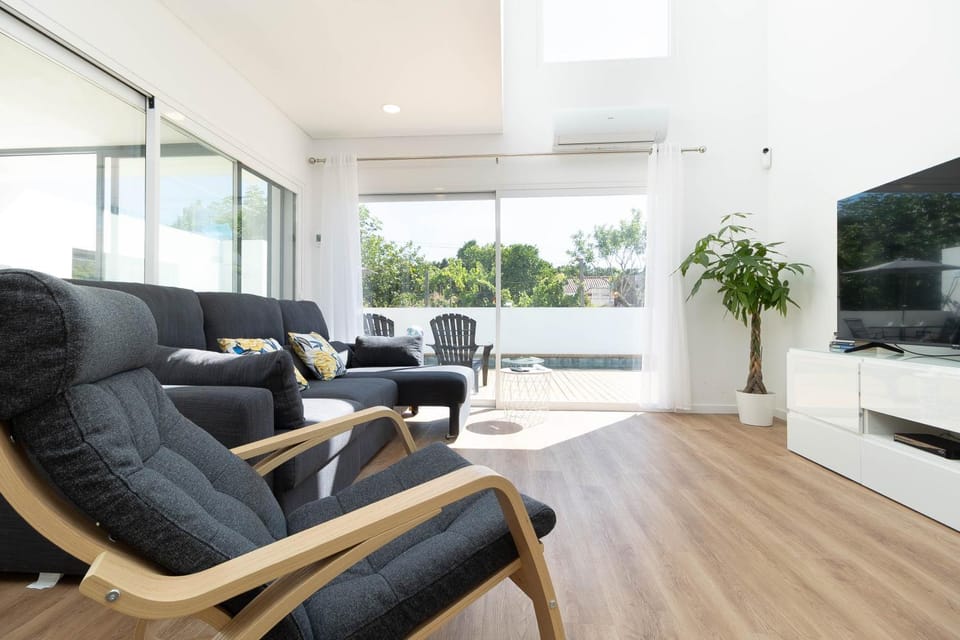 Communal lounge/ TV room, TV and multimedia, Living room, Seating area, air conditioner