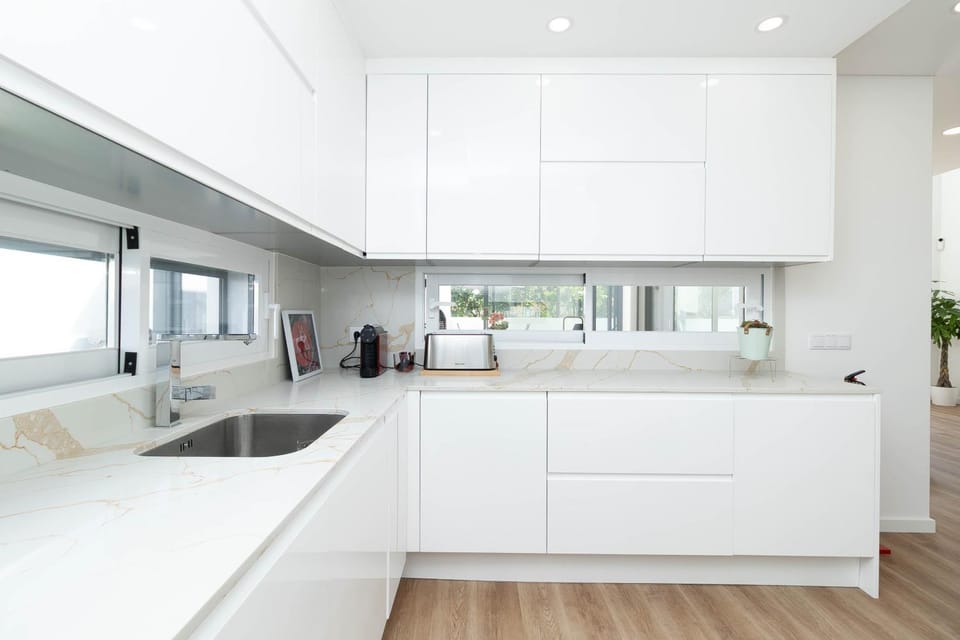 Kitchen or kitchenette, dishwasher