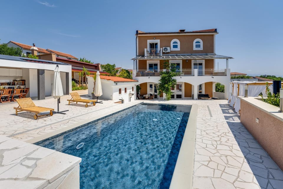 Property building, Patio, Pool view, Swimming pool, Swimming pool, sunbed