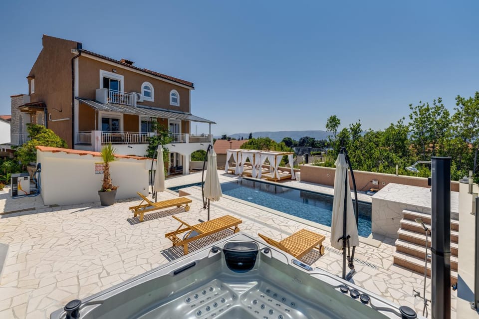 Property building, Patio, Hot Tub, Spa and wellness centre/facilities, Pool view, Swimming pool, Swimming pool, sunbed