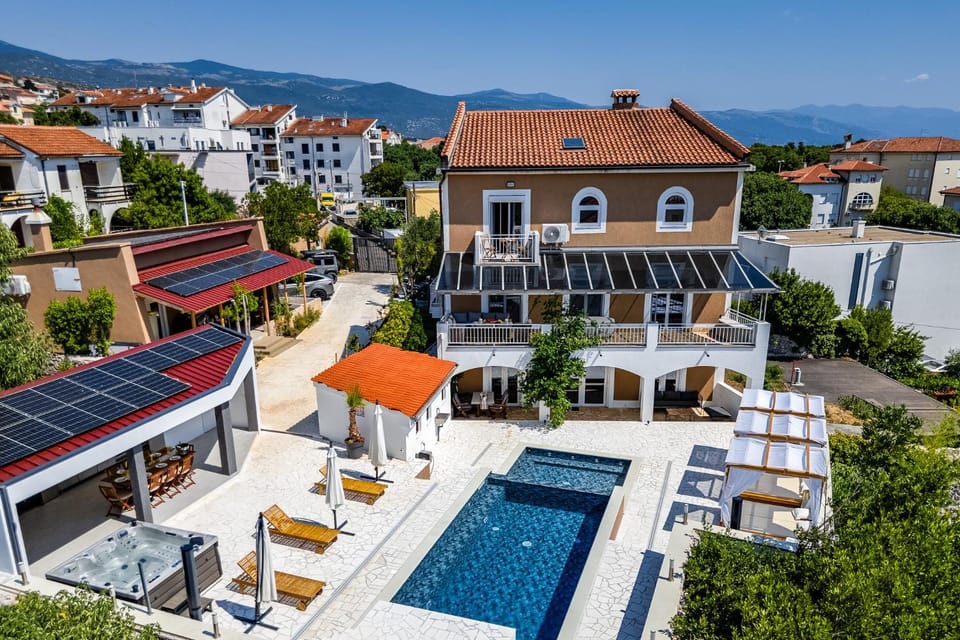 Property building, Bird's eye view, Swimming pool, Parking, sunbed