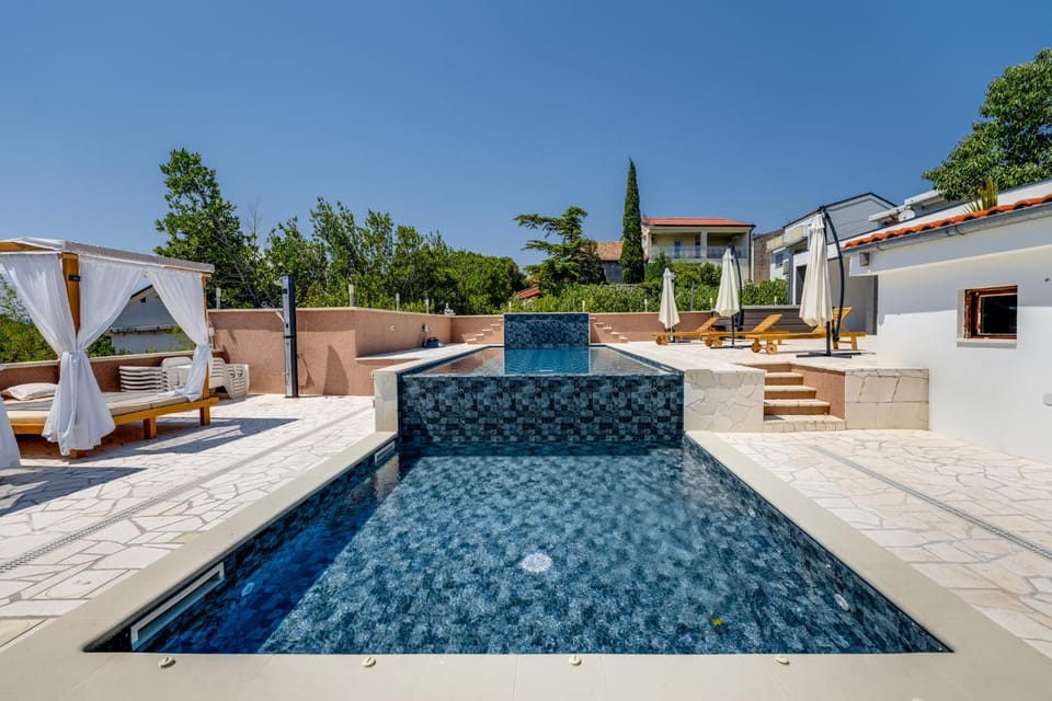 Patio, Pool view, Swimming pool, Swimming pool, sunbed