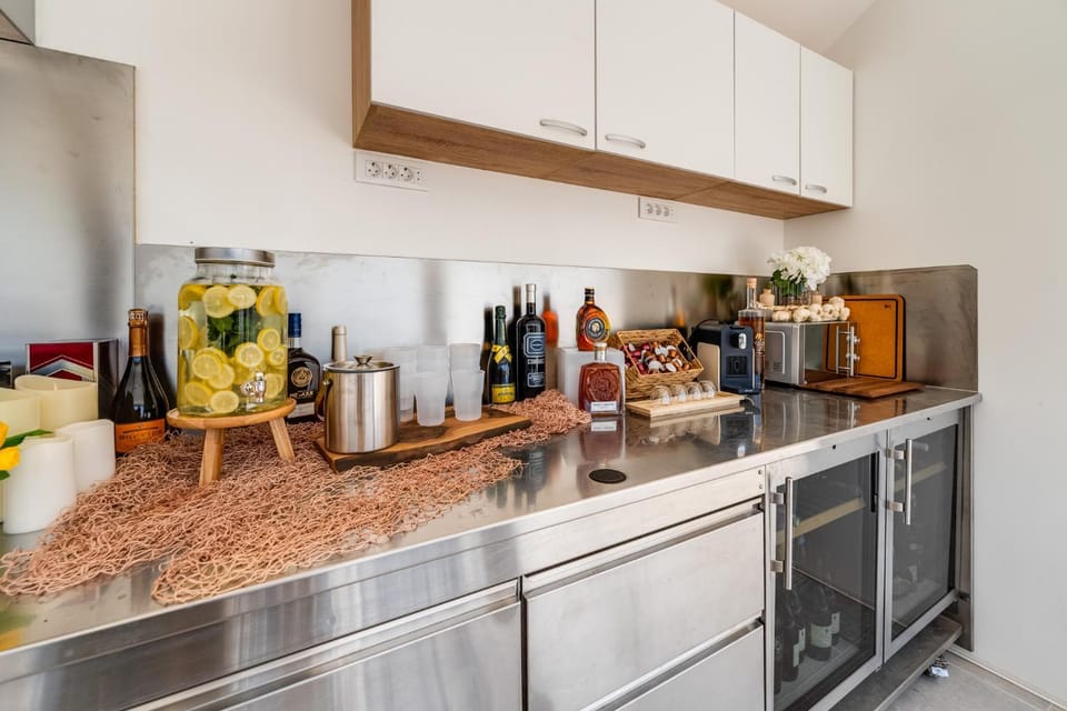 Coffee/tea facilities, Kitchen or kitchenette, Kitchen or kitchenette, Food and drinks, Food, Drinks, oven, stove