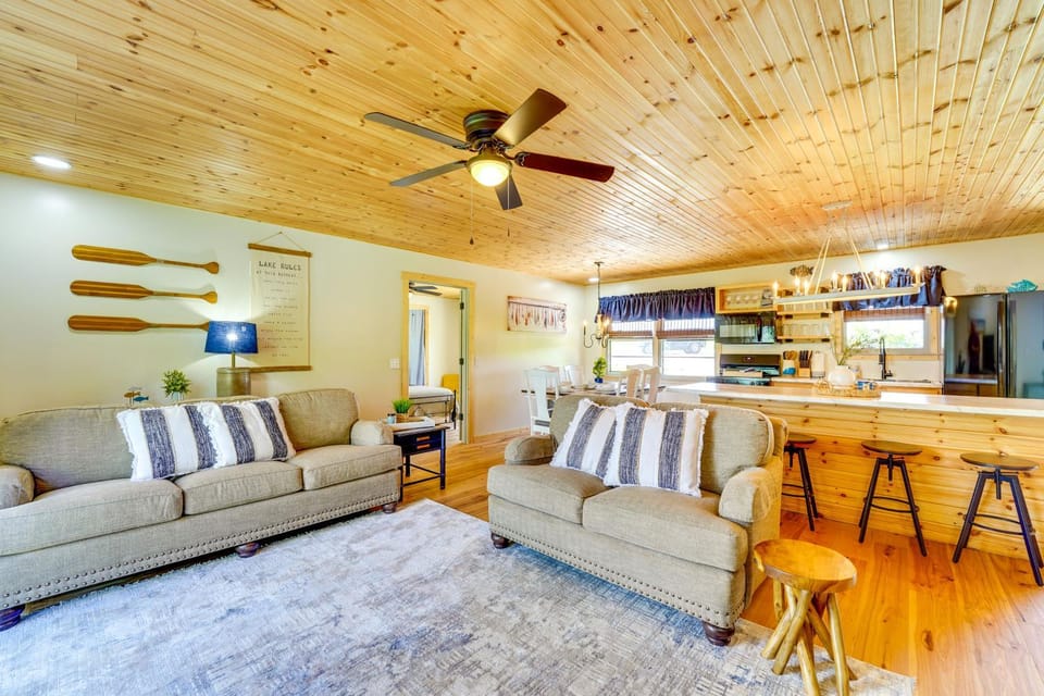 Near Table Rock Lake: Family Home w/ Deck & Views House in Table Rock Lake