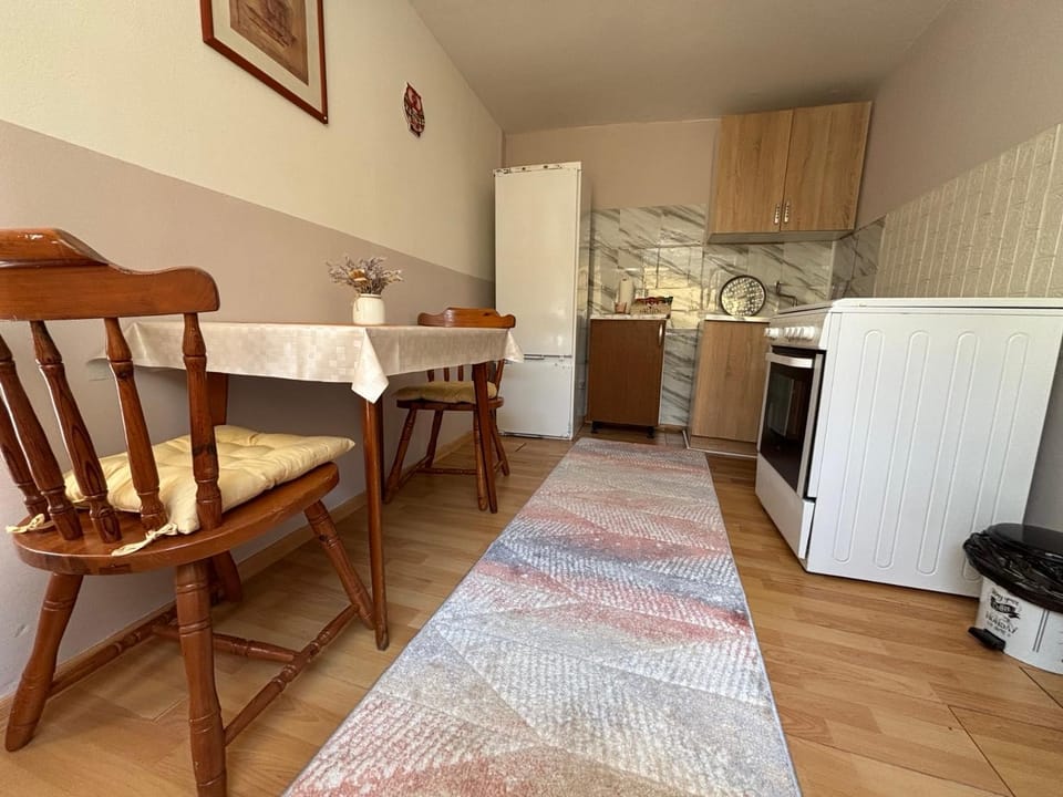 Kitchen or kitchenette, Seating area
