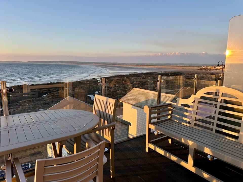 Coastal Retreat in Westward Ho! - 2 Bedrooms, Sea Views & Terrace House in Westward Ho