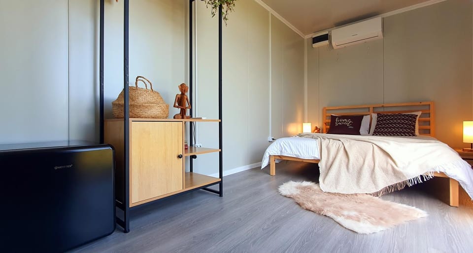 Bed, Bedroom, minibar, wardrobe, air conditioner