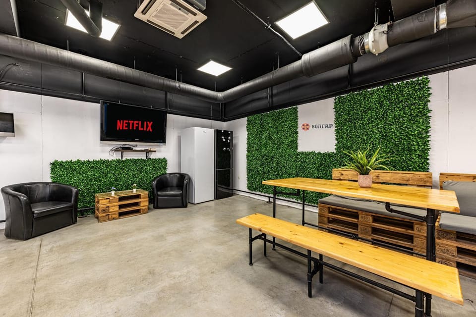 Communal lounge/ TV room, TV and multimedia, Seating area, Communal kitchen