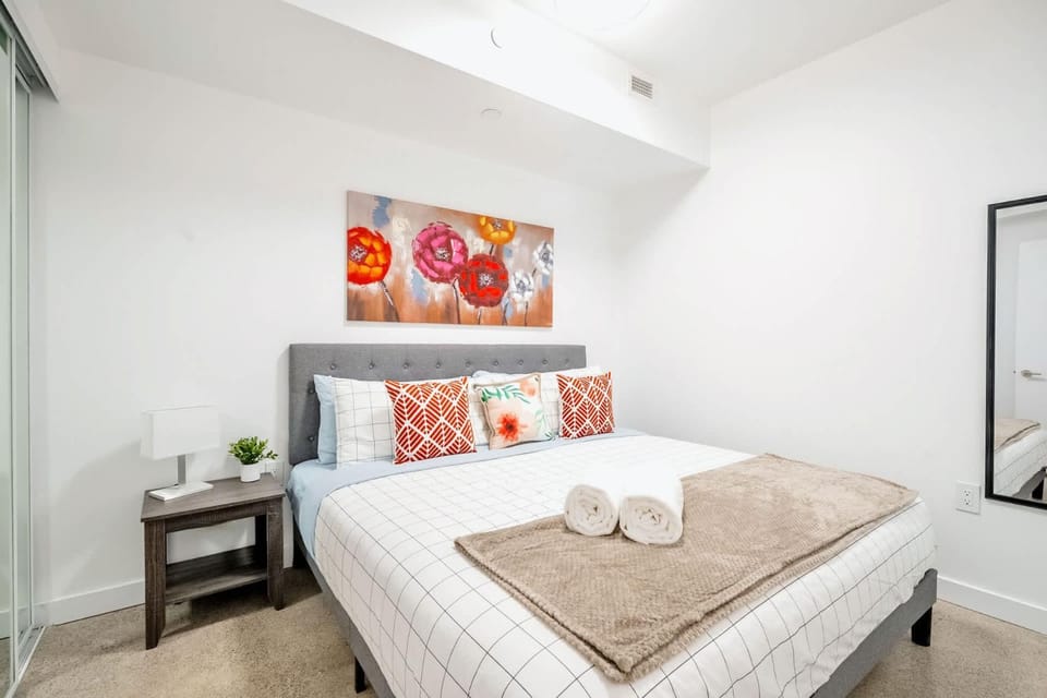 Corktown Comfort Basement Suite Downtown Stay Hotel in Toronto