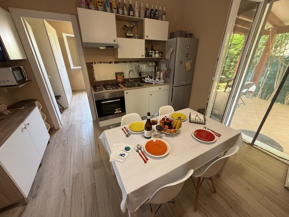 Kitchen or kitchenette, Dining area