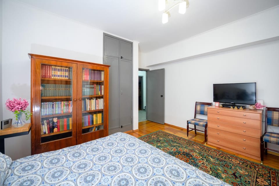 Bed, Library, TV and multimedia, Photo of the whole room