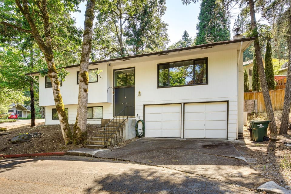 3 Mi to U of O Pet-Friendly Home w/ Covered Deck! House in Eugene