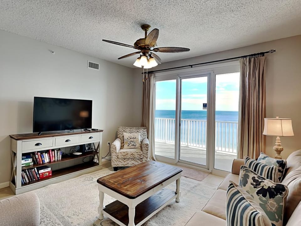 TV and multimedia, Balcony/Terrace, Living room, Seating area, Sea view, furniture