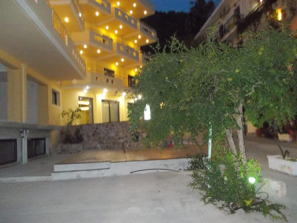 Communal lounge/ TV room, Natural landscape, Balcony/Terrace, Lobby or reception, Lounge or bar, Pets