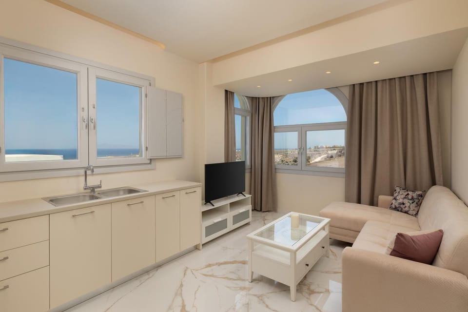 Communal lounge/ TV room, Natural landscape, TV and multimedia, Living room, Seating area, Evening entertainment, Sea view