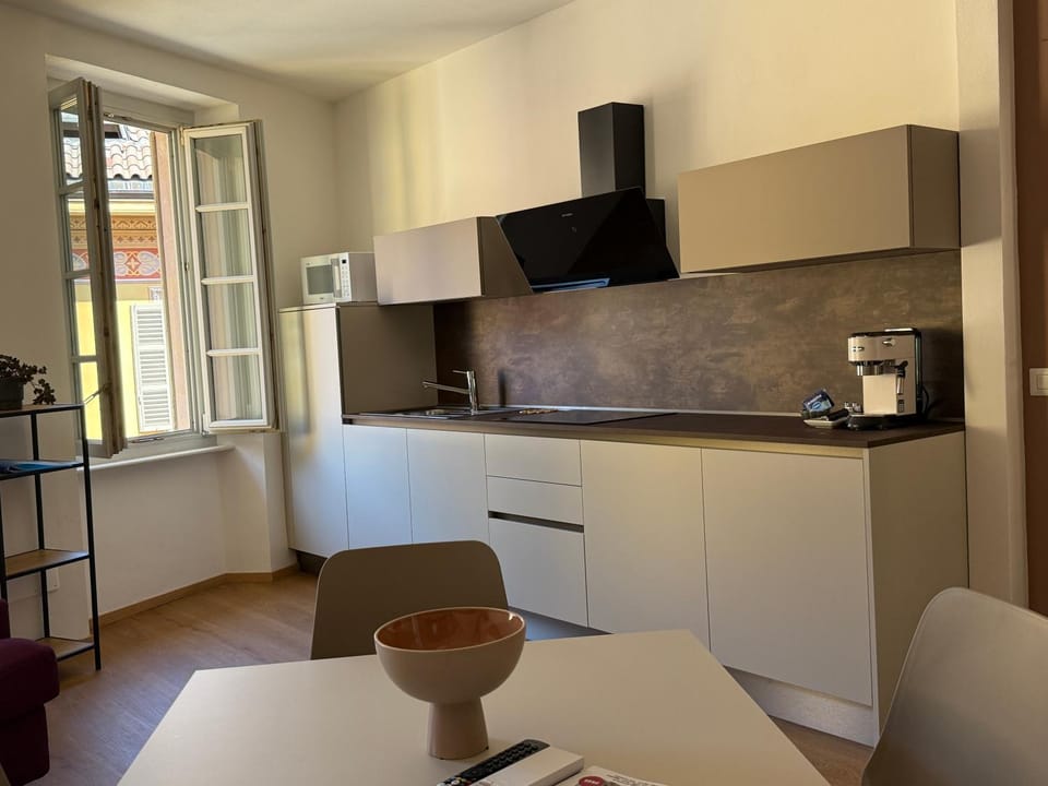 Coffee/tea facilities, Kitchen or kitchenette, Dining area, stove