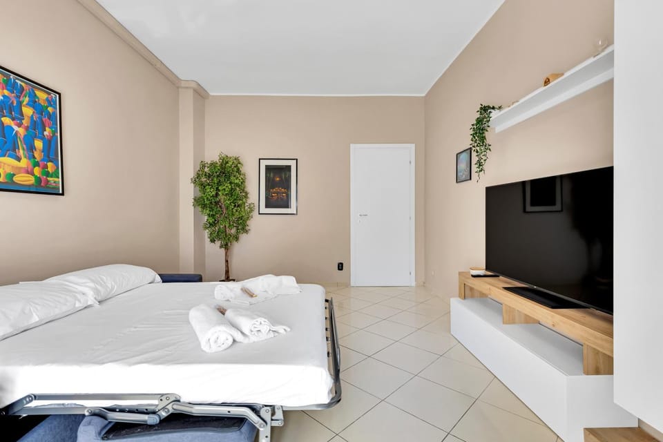 Photo of the whole room, towels