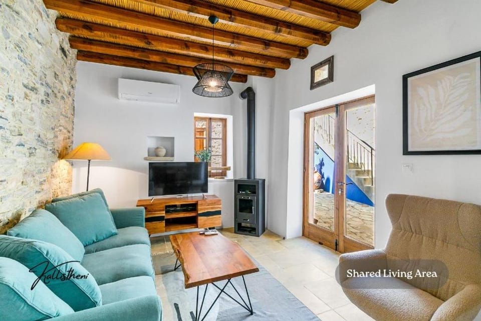 Communal lounge/ TV room, TV and multimedia, Living room