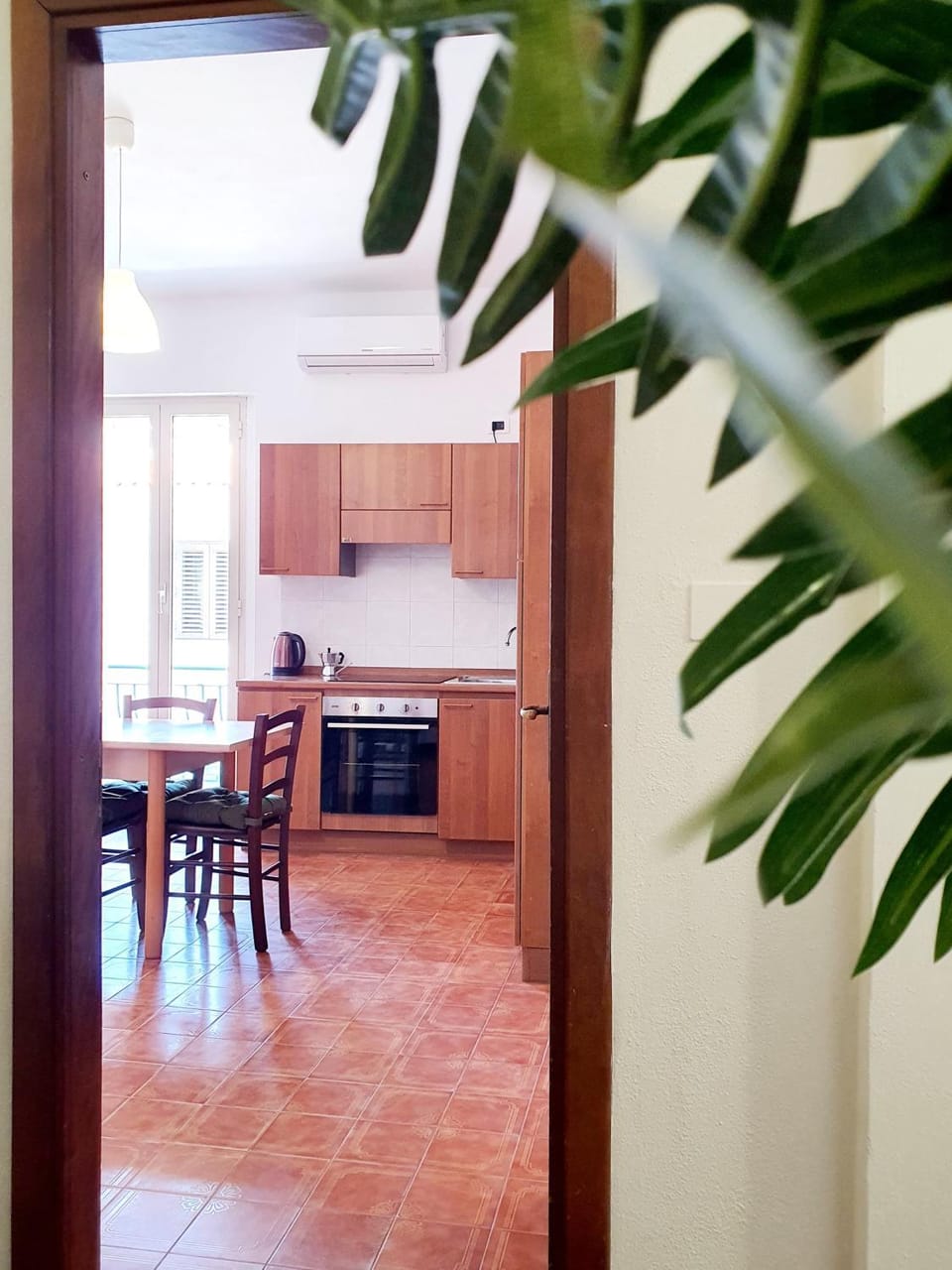 Kitchen or kitchenette, Dining area, stove