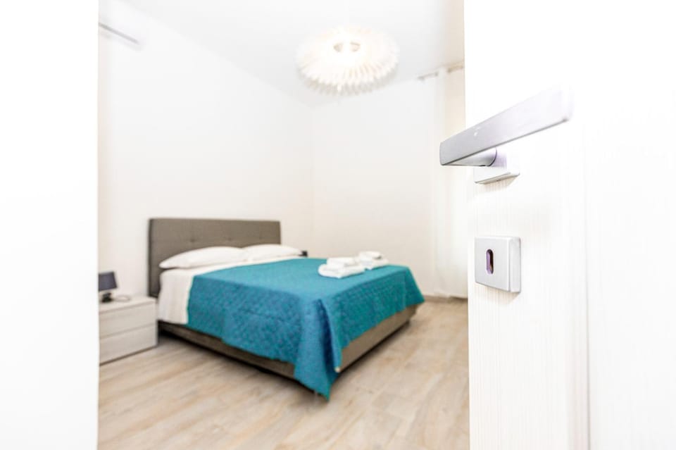 Bed, TV and multimedia, Bedroom, air conditioner