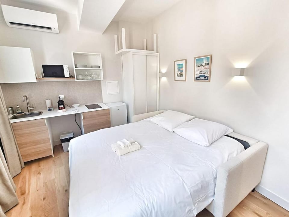 Bed, TV and multimedia, Kitchen or kitchenette, Photo of the whole room, Bedroom, towels, air conditioner