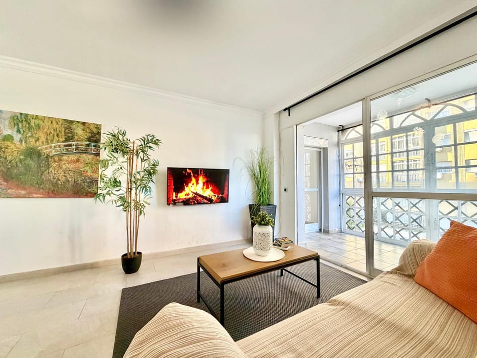 Calm Coastal Boutique Apartment for 12 by TuriVida Apartment in Malaga