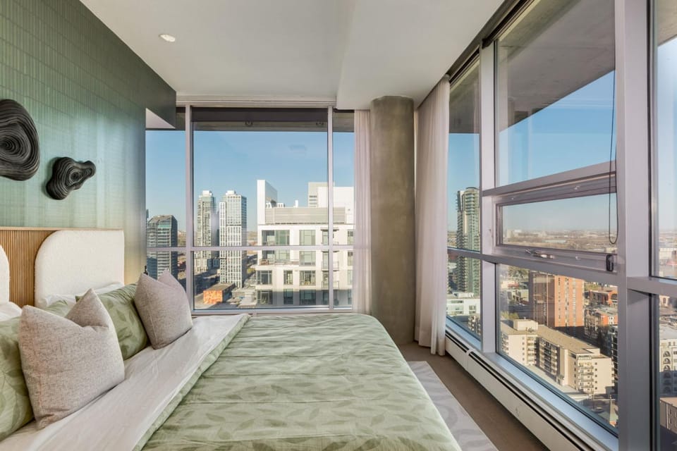 2 Storey Penthouse Panoramic Views Parking Stampede Apartment in Calgary