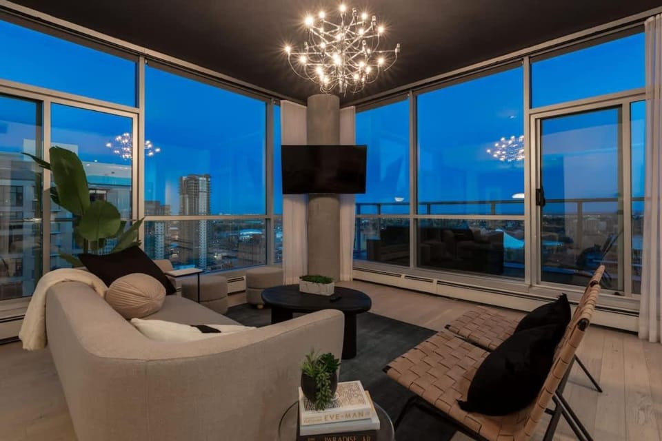 2 Storey Penthouse Panoramic Views Parking Stampede Apartment in Calgary